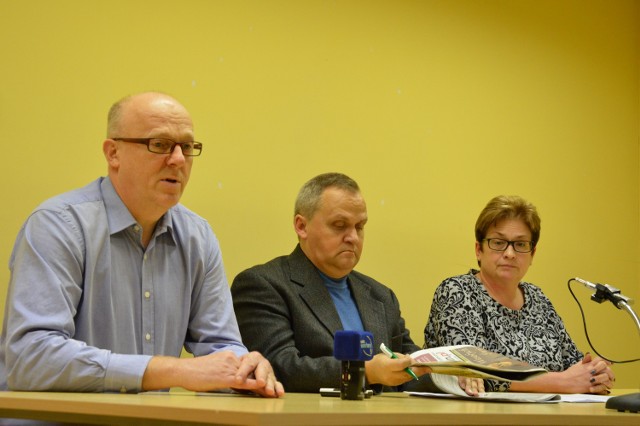 Od lewej Jacek Studziński, Mariusz Brunka i Marzenna Osowicka domagają się dymisji prezesa Centrum Parku.