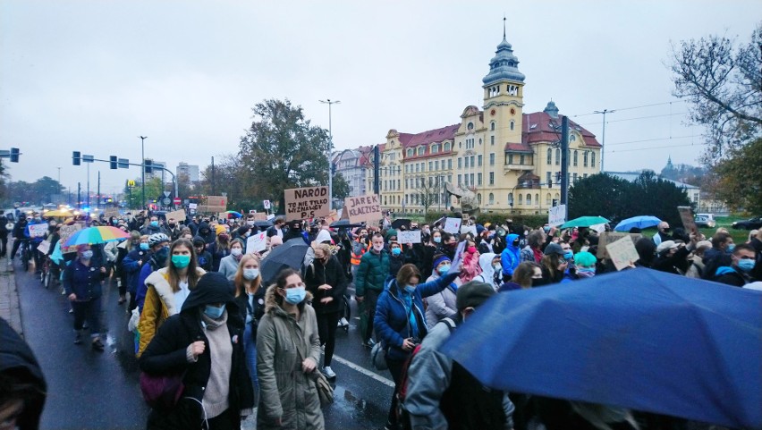 Godzina 16.00. Manifestacja dotarła do ronda Grunwaldzkiego