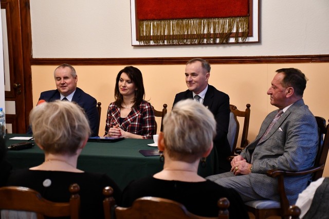 Podczas briefingu prasowego w Pakości, z udziałem m. in. poseł Ewy Kozaneckiej, mówiono o budowie "Centrów opiekuńczo-mieszkalnych" dla niepełnosprawnych na terenie Pakości i Sępólna Krajeńskiego. Placówki powstaną z rządowym wsparciem. Każda z miejscowości otrzyma po ponad 3 miliony złotych