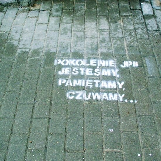Napis na chodniku ma przypomnieć ostrołęczanom o trzeciej rocznicy śmierci Jana Pawła II