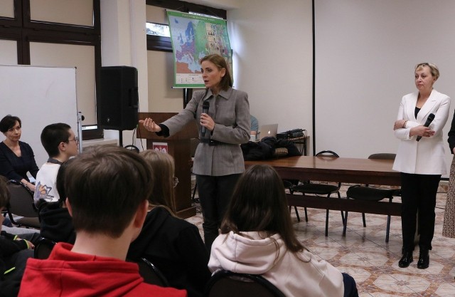 Joanna Mucha, wiceministra Edukacji odwiedziła Zespół Szkół numer 1 w Kozienicach. Więcej zobacz na kolejnych slajdach >>>