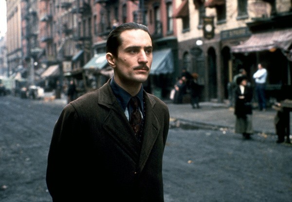 The Godfather: Part II (Ojciec Chrzestny II), reż. Francis Ford Coppola, 1974 r.De Niro zagrał młodego Vita Corleone. Za tę rolę otrzymał swojego pierwszego Oscara - dla najlepszego aktora drugoplanowego. De Niro i Marlon Brando, który grał Vito Corleone w pierwszej części filmu, są jedynymi aktorami w historii, którzy zdobyli Nagrody Akademii za grę tej samej postaci.