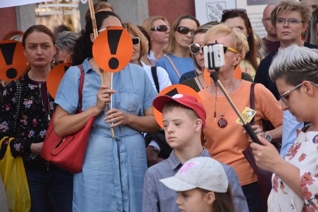 Pikieta nauczycieli przed Urzędem Miasta Rybnika. Radni szukają sposobu wynagrodzenia strajkujących