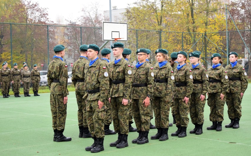 Tarnobrzeg. Ślubowanie klasy mundurowej w Zespole Szkół imienia Księdza Stanisława Staszica. Przed "Górnikiem" był pokaz musztry. Zdjęcia  