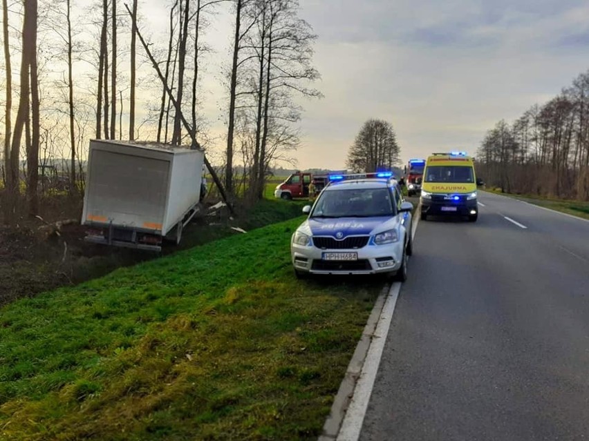 Wypadek w Starym Rogowie (pow. ostrowski). Ciężarówka wypadła z drogi, kierowca trafił do szpitala. 19.11.2020. Zdjęcia