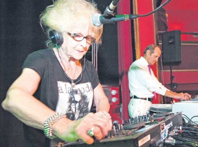 Dj Wika jest profesjonalistką w swoim fachu. Jest bardzo otwarta, również muzycznie &#8211; poza klasykami rock&#8217;n&#8217; rolla, twista czy rocka serwujena imprezach też współczesne hity.