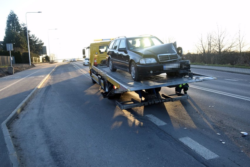 W Stargardzie zderzyły się samochody. Mercedes najechał forda 