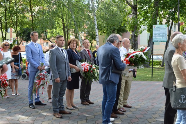 Delegacje złożyły kwiaty pod Pomnikiem Sybiraków