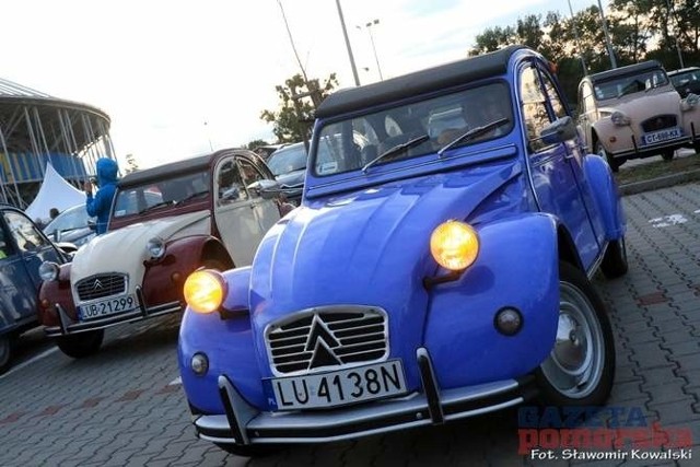 Jeden z pięknych okazów Citroëna 2CV , uczestniczącego w międzynarodowym zlocie w Toruniu