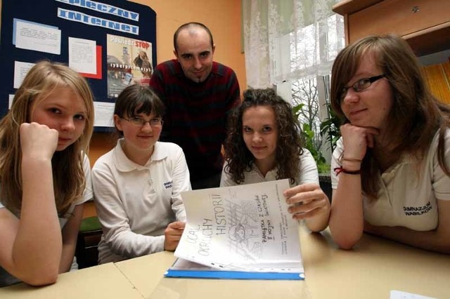 Dominika Chmielewska (druga z lewej) napisała na konkurs pamiętnik więźnia Auschwitz. A w przyszłym tygodniu jedzie z kolegami i swoim nauczycielem historii Mariuszem Sokołowskim na Marsz Żywych