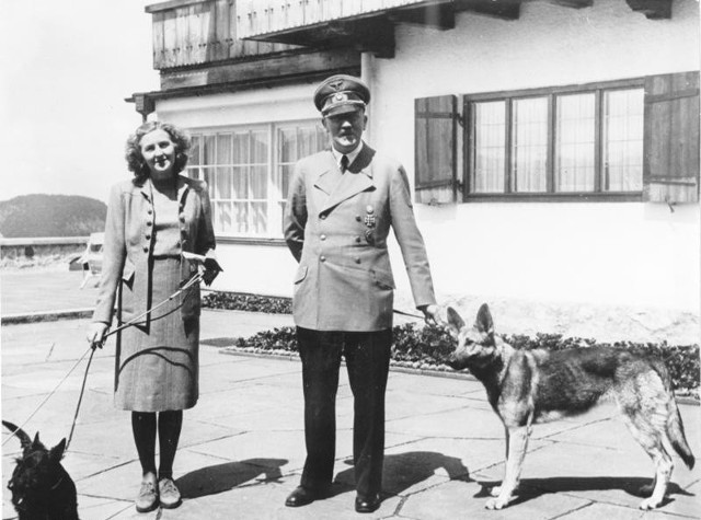 Ewa Braun i Adolf Hitler w rezydencji Berghof, 1942 rok.