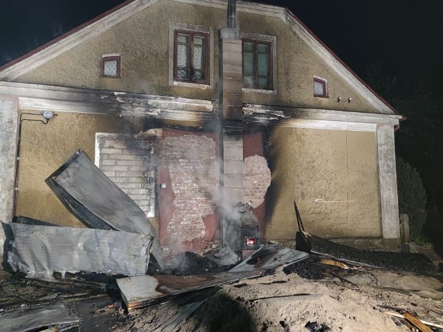 Drewniana dobudówka przylegająca do budynku mieszkalnego zajęła się ogniem w nocy 4 maja 2022 r. w miejscowości Stokowo Szerszenie (gmina Czyżew).