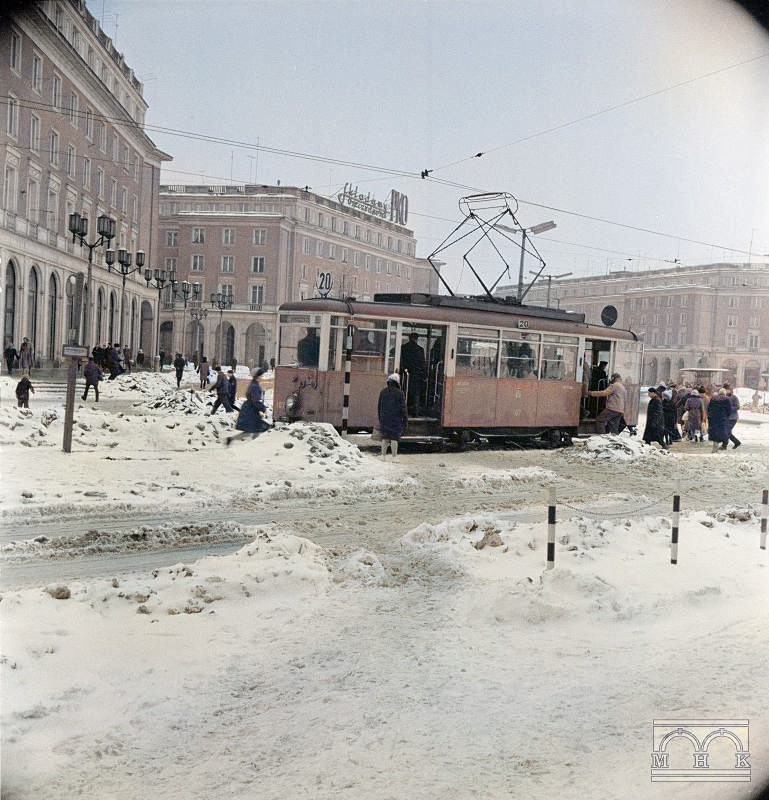 Widok placu Centralnego zimą (od strony al. Rewolucji...