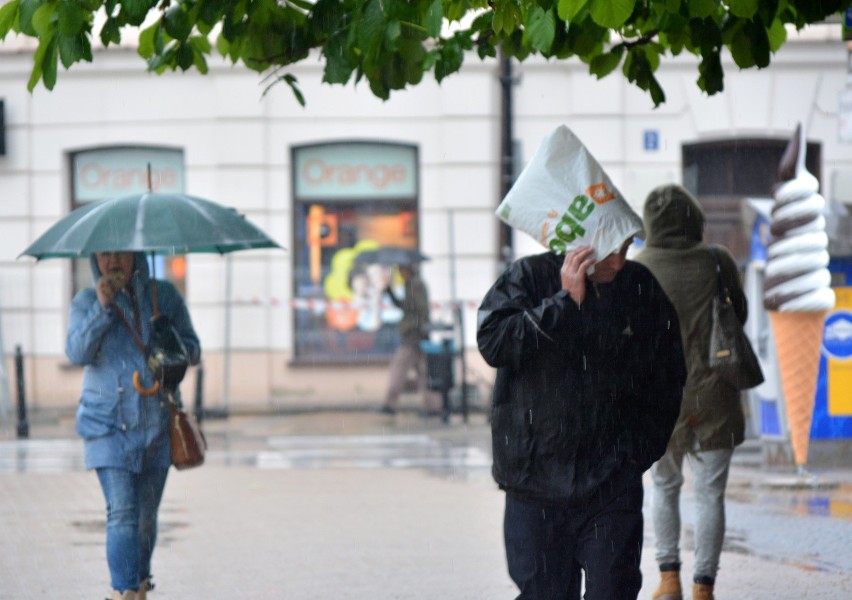 Ulewy nad Lublinem i regionem. 150 interwencji straży, podtopienia i pożary