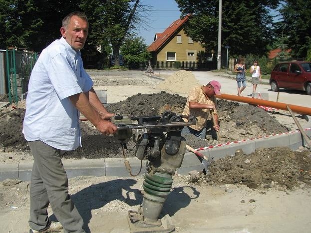 Przy budowie parkingu pracują: Piotr Jasiński i Tomasz Kacperek