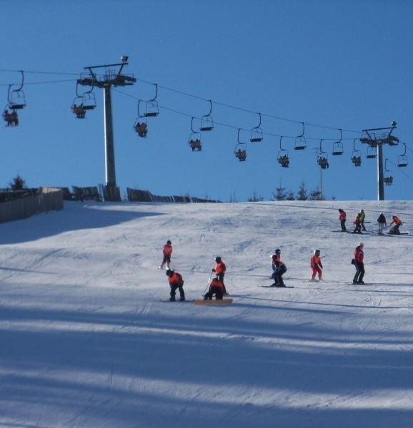 Łagodne, niezbyt zatłoczone trasy za rozsądną cenę to niewątpliwe atuty Brannej. Niestety, bardziej wymagający narciarze i snowboardziści szybko się tutaj znudzą i uciekną na trudniejsze stoki.