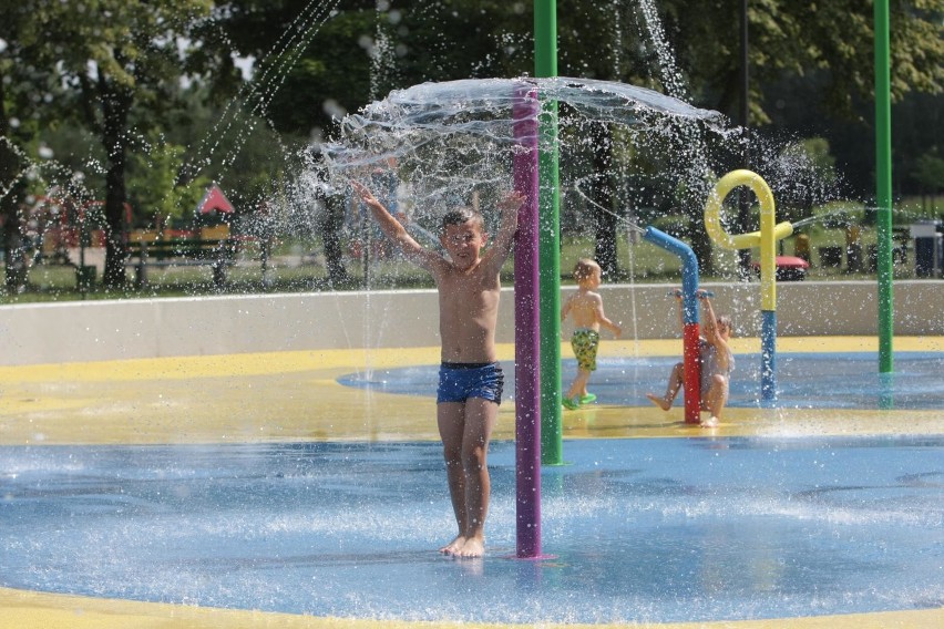 W Katowicach są już trzy wodne place zabaw. Na zdjęciu ten w...