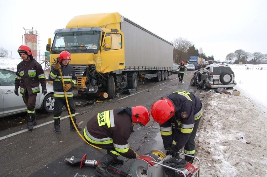 Wypadek w Szczecinku. Toyota zderzyła się z TIR-em