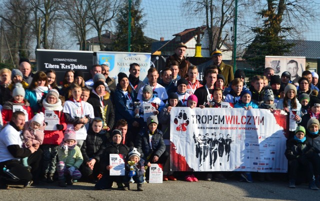 Uczestnicy i organizatorzy Biegu Pamięci Żołnierzy Wyklętych ”Tropem Wilczym" w Dobromierzu.