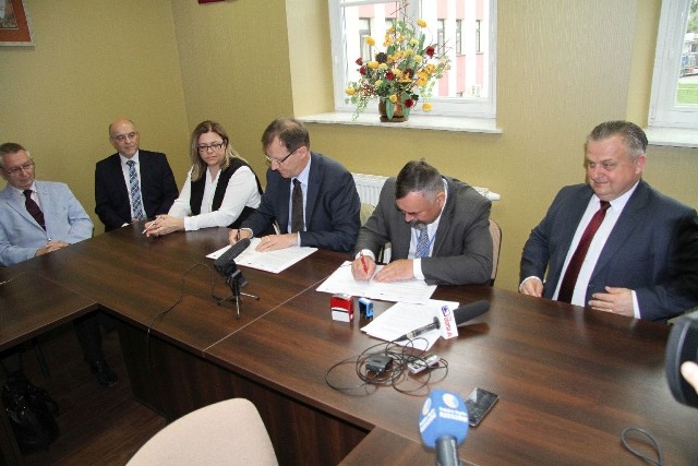 Umowę podpisali dyrektor tarnobrzeskiego szpitala Wiktor Stasiak (drugi od prawej) i Thomas Schantl, prezes VAMED Polska