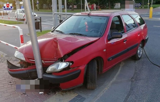 Kolizja w Puławach. Tym citroenem jechał nietrzeźwy kierowca