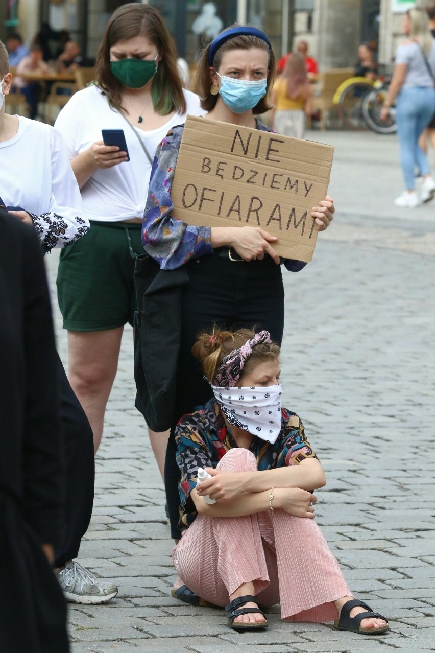 Na wrocławskim Rynku zgromadziło się dziś o godzinie 17.30...