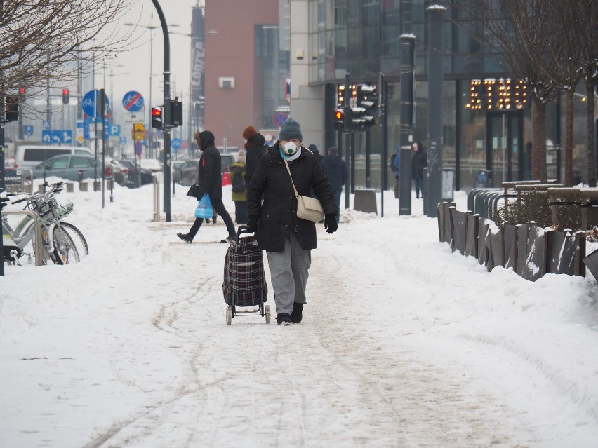 Dzień po śnieżycy w Łodzi mieszkańcy nadal borykali się z...
