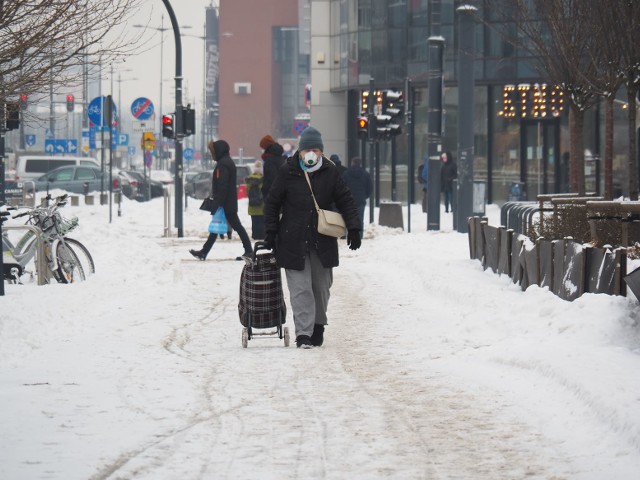 Dzień po śnieżycy w Łodzi mieszkańcy nadal borykali się z problemami komunikacyjnymi. Podobne warunki po obfitych opadach śniegu były w większości polskich miast.ZOBACZ ZDJĘCIA >>>>