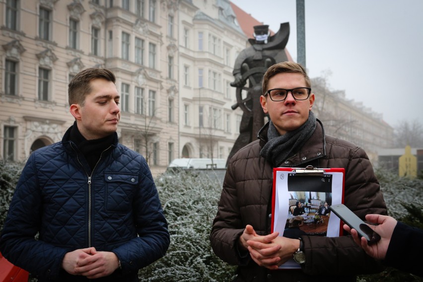 Smog w Szczecinie. Nawet Marynarz ubrał maseczkę. "Bo to ogromny problem" [zdjęcia, wideo]