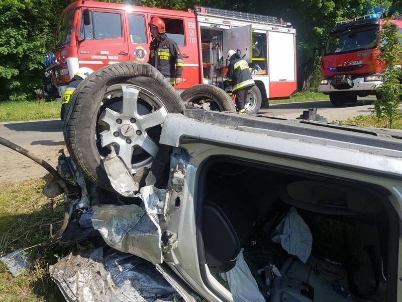 Wypadek w Łososinie Dolnej. Dachował samochód osobowy. Strażacy wyciągali kierowcę z pojazdu [ZDJĘCIA]