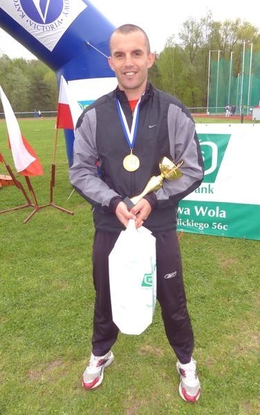 Olimpijczyk Piotr Klimczak jest nowym zawodnikiem Victorii, zdobył już puchar i złoty medal za wygraną w lekkoatletycznych mistrzostwach Stalowej Woli.
