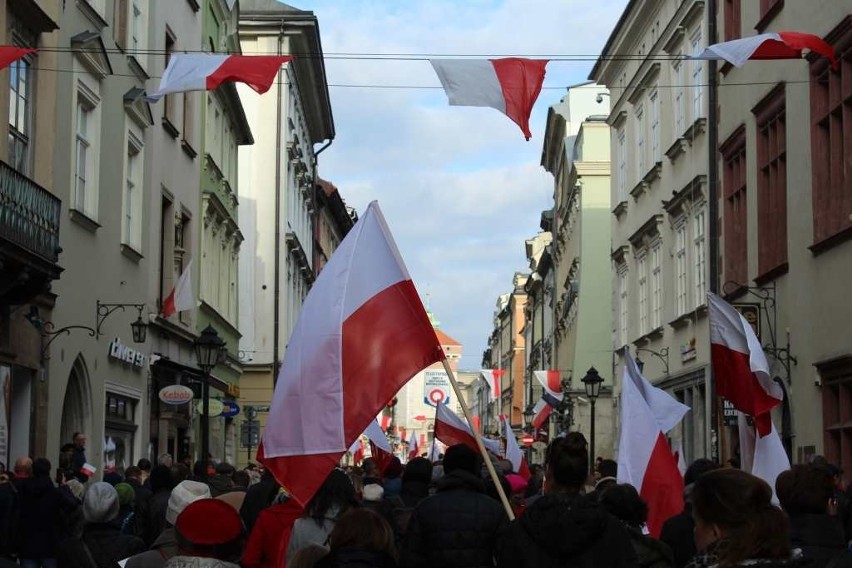 Kraków. Tysiące osób wzięło udział w pochodzie patriotycznym z okazji Święta Niepodległości [ZDJĘCIA]