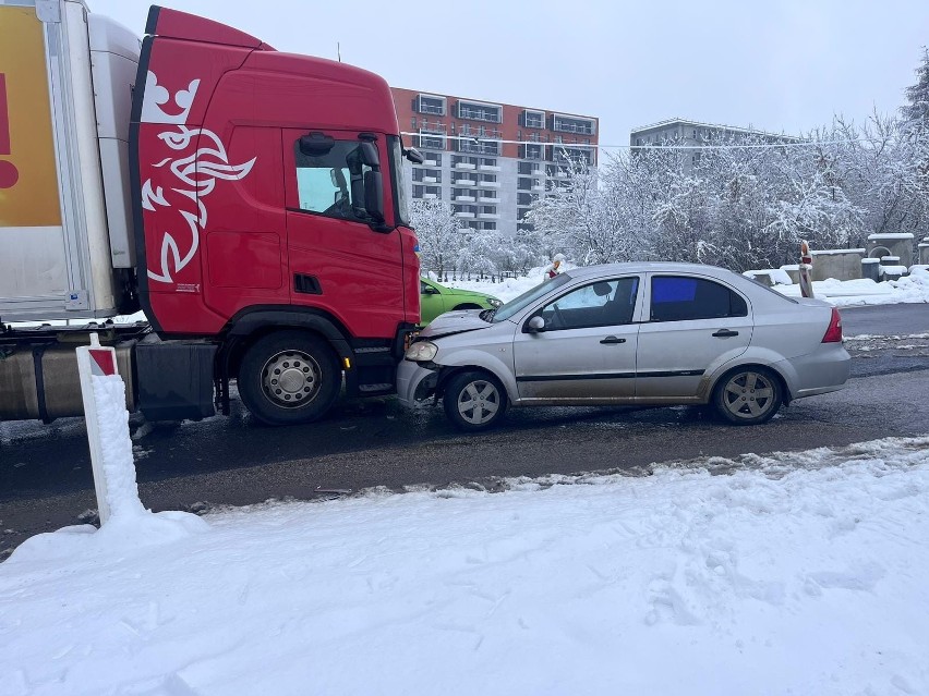 Aleja 29 Listopada - zderzenie samochodu osobowego z...