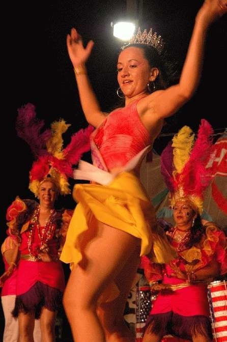22-letnia Elisabeth Iglesias w popisowym numerze samba carioca - prosto z Rio de Janeiro. Zespól Samba Vida, w którym wystepuje solistka, liczy 65 osób, w tym 27 bebniarzy. Ich dyrygentem jest Roy Reyes, na co dzien dyrektor departamentu zdrowia w San Antonio, spec od zapobiegania AIDS.