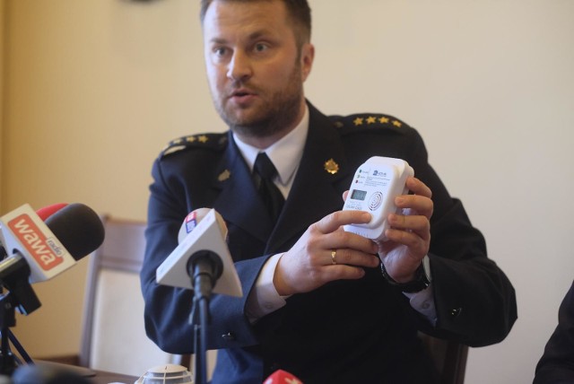 - Należy kupować wyłącznie czujniki dymu lub czadu posiadające certyfikaty - przekonywał wczoraj Arkadiusz Piętak z KW PSP w Toruniu
