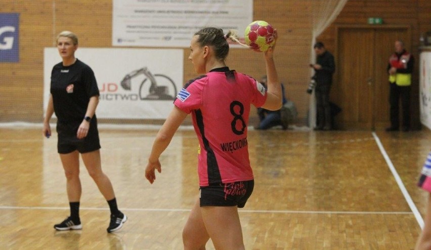 Wysoka wygrana piłkarek ręcznych Korony Handball Kielce. Bramkarka Kościerzyny trzy razy znokautowana [ZDJĘCIA, VIDEO]