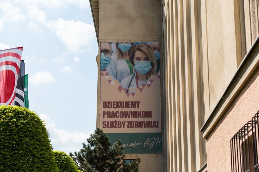 Kraków. Wielkie banery w podzięce dla służby zdrowia zawisły na budynkach AGH [GALERIA]