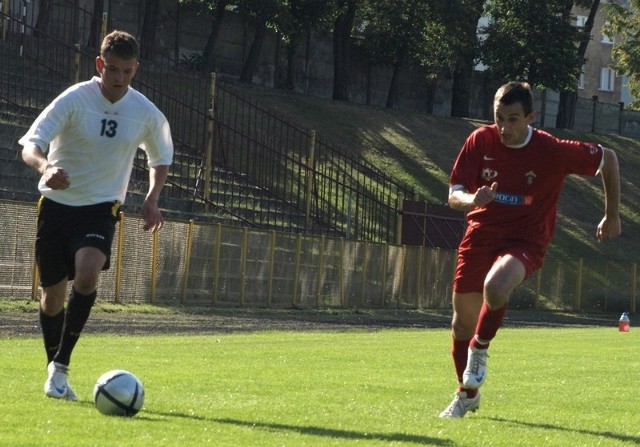 Mateusz Trachimowicz (z lewej) zdobył w sobotę pierwszego gola dla Czarnych Żagań w tym sezonie.