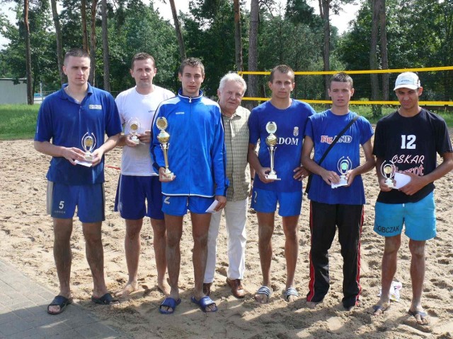 Zwycięzcy tegorocznego turnieju piłki plażowej w Kozienicach. W środku fundator nagród i pucharów Marek Łuczyński, dyrektor Kozienickiego Centrum Kultury Rekreacji i Sportu imienia Bogusława Klimczuka.