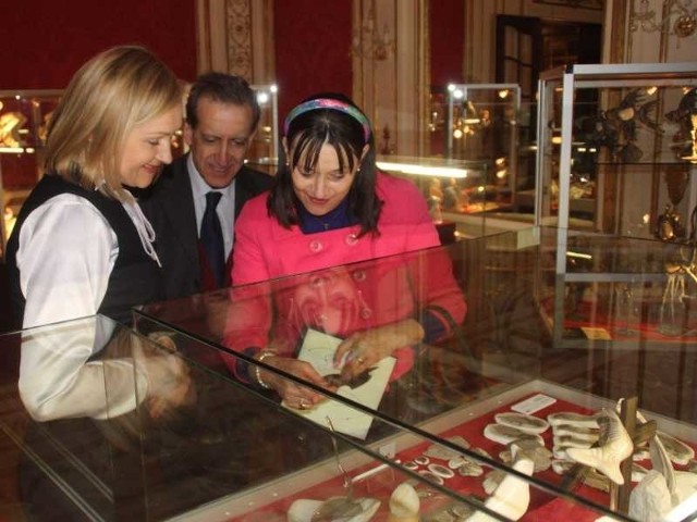 Wśród zwiedzających wystawę w Brukseli była też skarbnik urzędu marszałkowskiego Maria Fidzińska - Dziurzyńska ( z lewej)