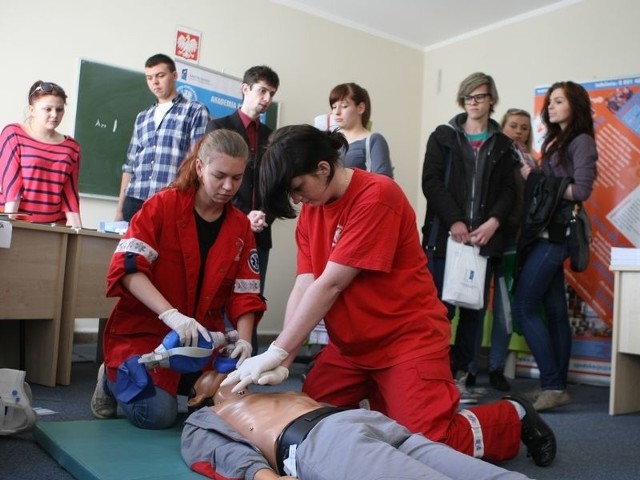 Studenci ratownictwa medycznego z Akademii Pomorskiej w Słupsku pokazywali młodym ludziom, na czym m.in. polega zawód ratownika.	 
