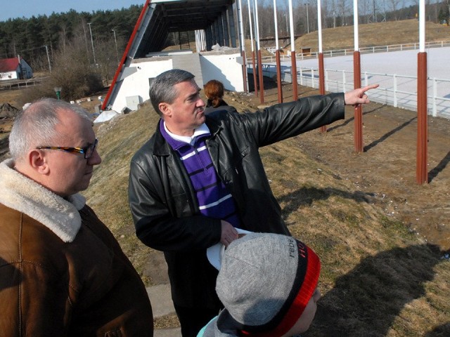 Bogusław Sułkowski pokazuje hipodrom jeździecki