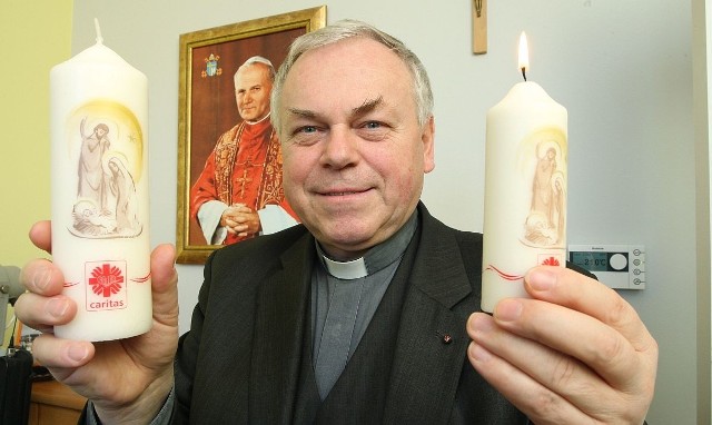 Dyrektor Caritas Stanisław Słowik prezentuje wigilijne świece