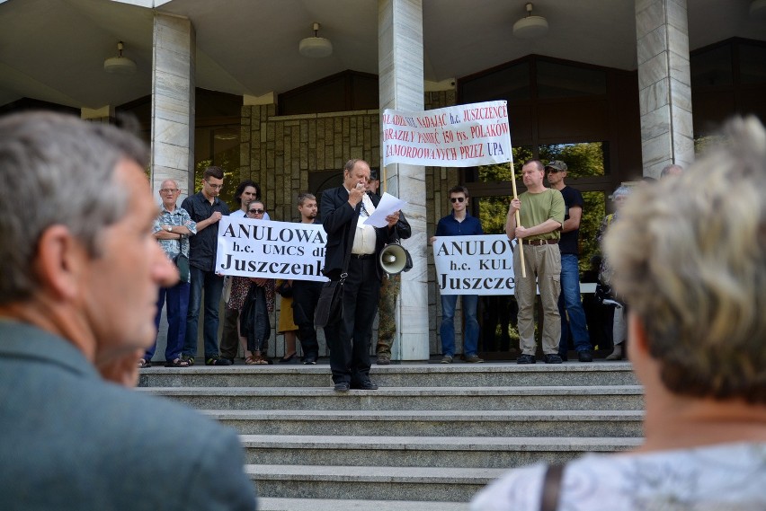 Nie godzą się na „falę banderyzmu”. Pikietowali na KUL i przed UMCS (ZDJĘCIA, WIDEO)