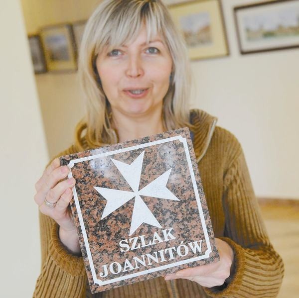 Tymi krzyżami oznaczymy nasze zabytki - pokazuje Wanda Lankauf z Powiatowego Muzeum Ziemi Głubczyckiej.