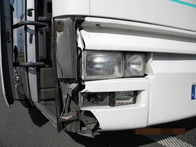 Motorowerzysta zderzyl sie z autobusem