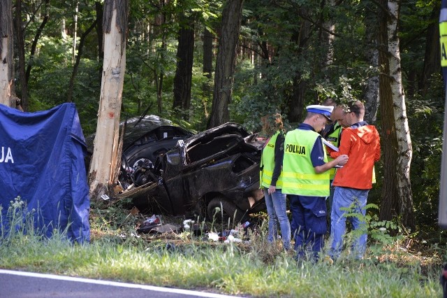 Do wypadku doszło ok. godziny 6.30. na drodze z Zielonej Góry do Krosna Odrzańskiego. Samochód dosłownie roztrzaskał się o drzewa. Zginęły dwie kobiety i mężczyzna.