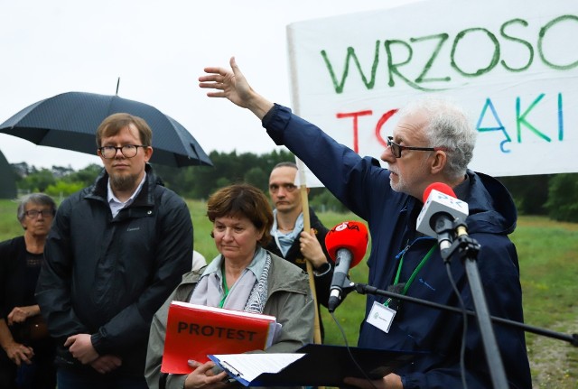 Urzędnicy mówią o kapitalizacji przestrzeni, mieszkańcy o kurczących się terenach zielonych, które szczególnie w czasach katastrofy klimatycznej są niezwykle cenne. Spór o przyszłość Wrzosowiska trwa od początku 2021 roku. Angażuje wielu mieszkańców Torunia, obrońcy Wrzosowiska przekazali władzom już kilka protestów i petycji z tysiącami podpisów.