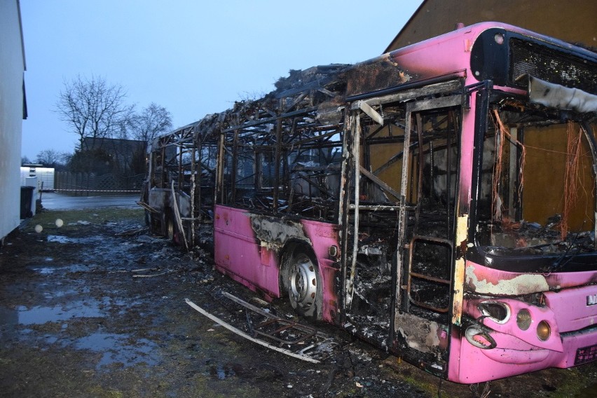 Podpalenie autokaru w Sulmierzycach. Sprawcy grozi do 5 lat odsiadki ZDJĘCIA