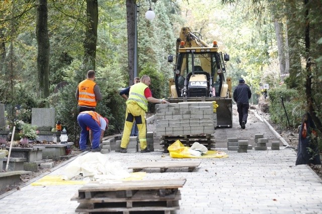 Na cmentarnych alejkach kładziona jest kamienna kostka. W przyszłości tak mają wyglądać wszystkie alejki na Półwsi.